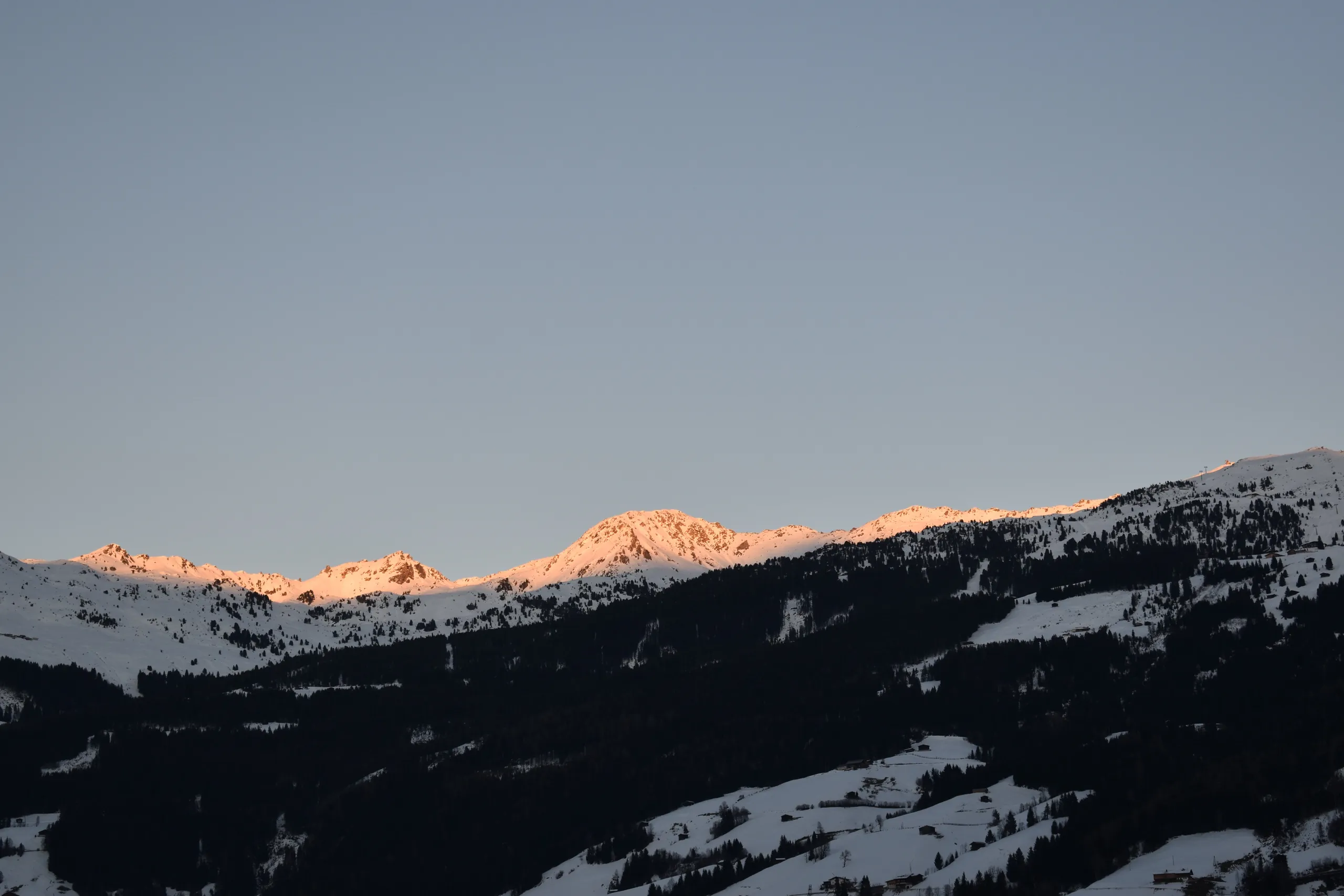 Verschneite Berglandschaft im Abendlicht
